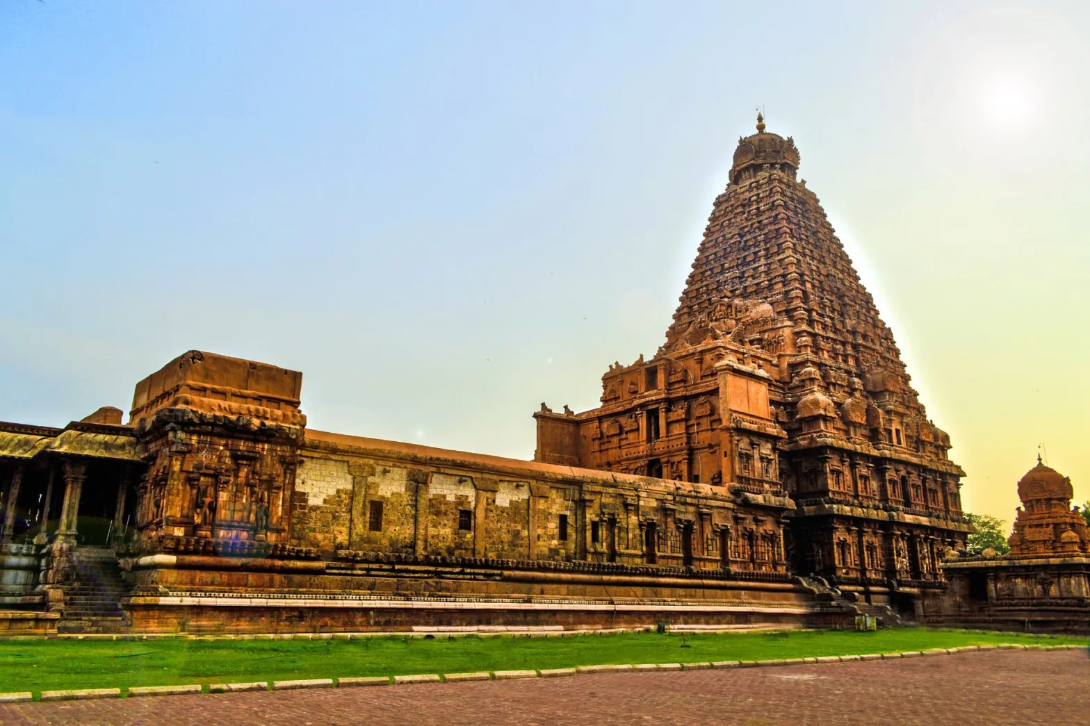 one-day-trichy-to-thanjavur-velankanni-tour-by-cab-header-1568x1045